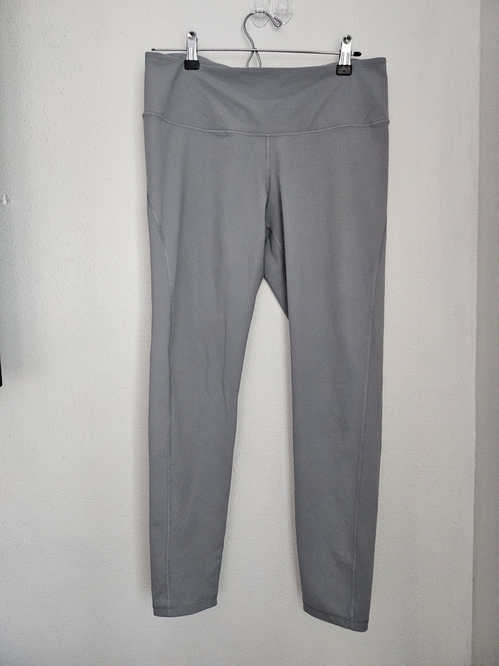 Victoria's Secret Gray Performance Leggings With Criscross Mesh Calfs. SzL